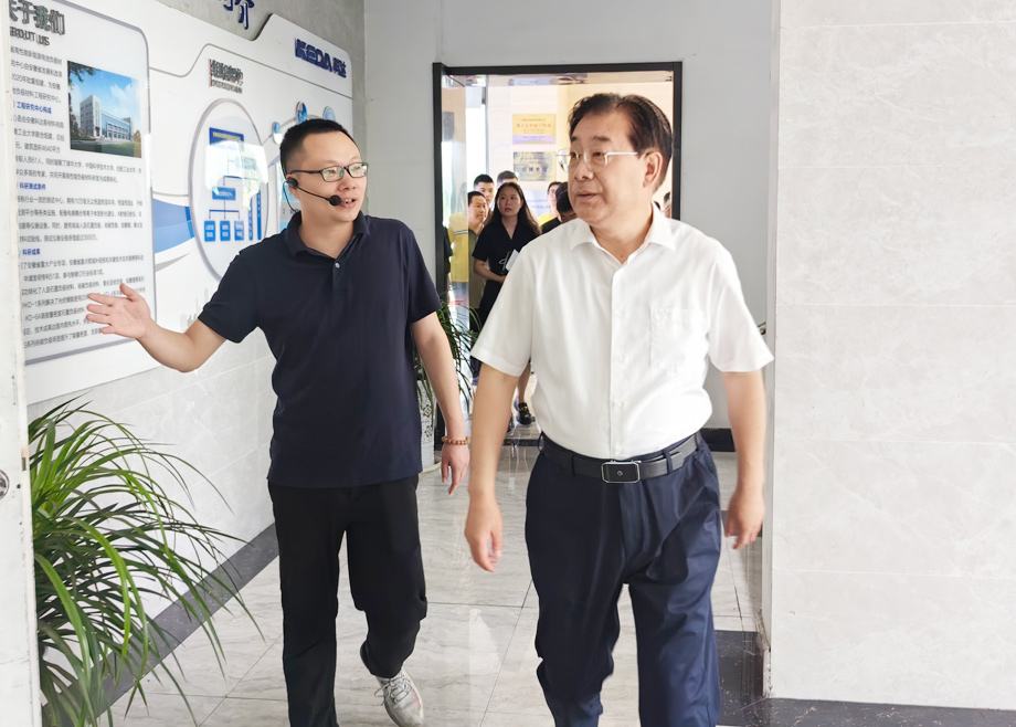 馬鞍山市委書記袁方及市長葛斌分別蒞臨安徽科達(dá)新材料、安徽科達(dá)機(jī)電考察調(diào)研